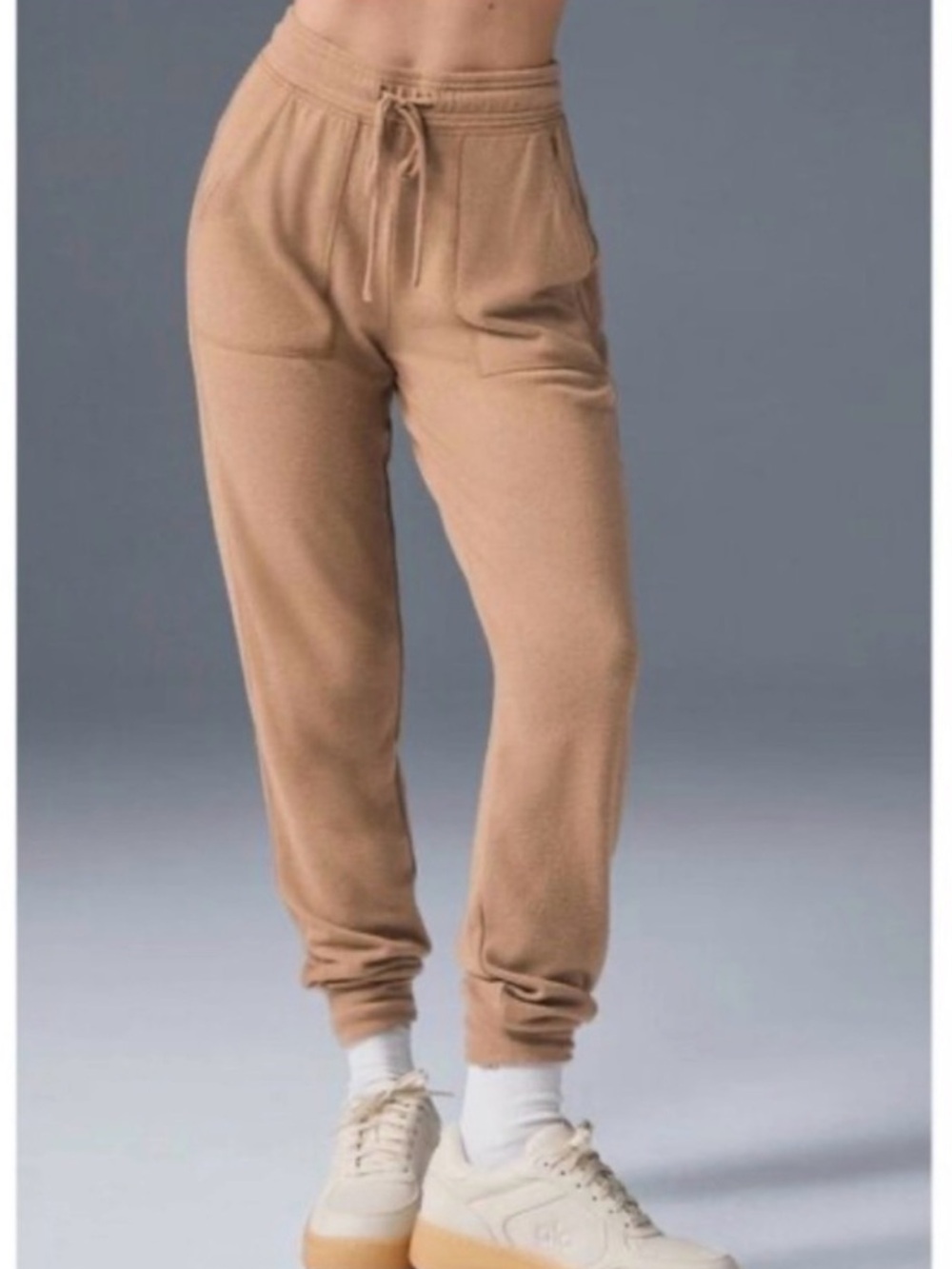 Alo Yoga Soho Sweatpants Joggers Lightweight size XXS Pants Pockets Tan Gravel